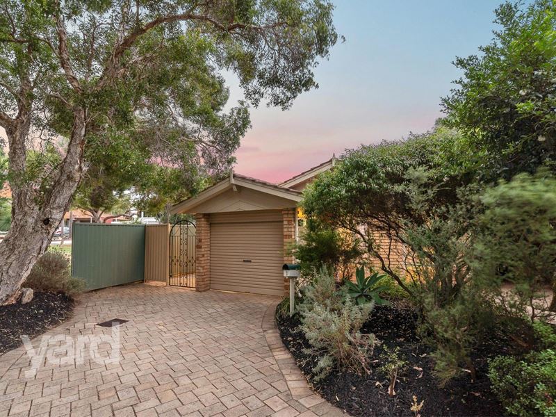 1/17 Moore Gardens, Kardinya