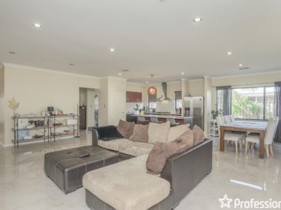15 Monticello Parkway, Piara Waters WA 6112