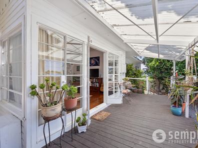 4 Winterfold Road, Hilton WA 6163