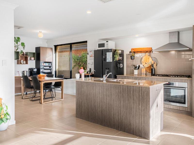 8 Addis Way, Wandi