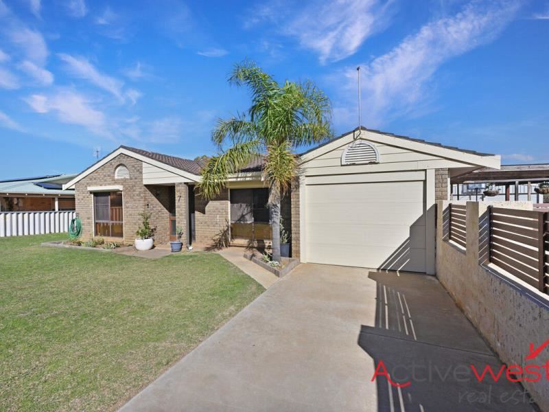7 Oceanside Drive, Wandina WA 6530