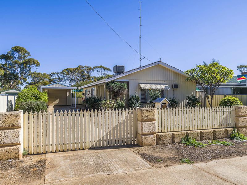 14 Padbury Street, Moora WA 6510