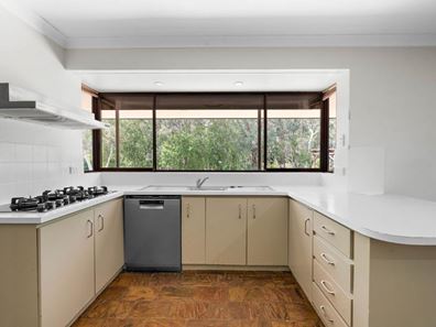 98 Amethyst Crescent, Mount Richon WA 6112