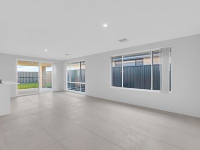 11 Brumlow Way, Lakelands WA 6180
