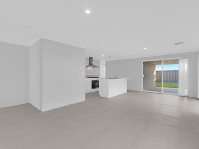 11 Brumlow Way, Lakelands WA 6180