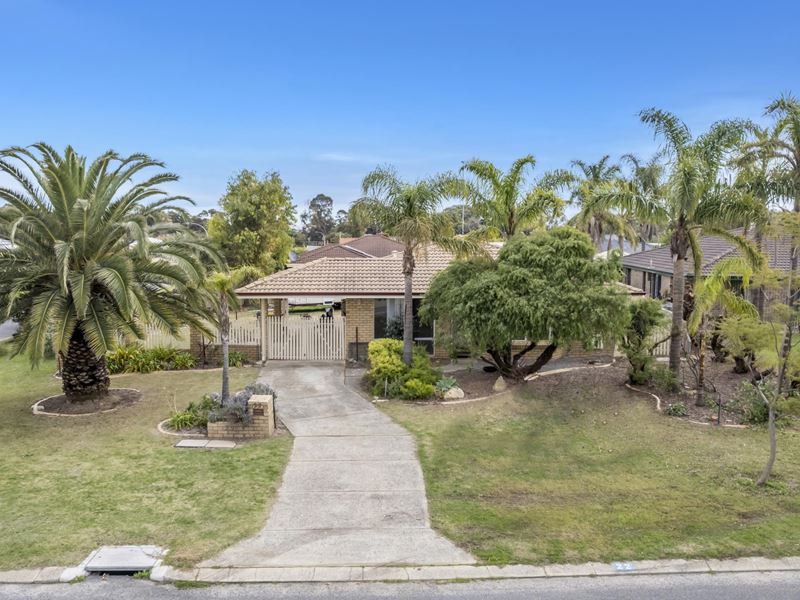 22 Oakmont Avenue, Meadow Springs
