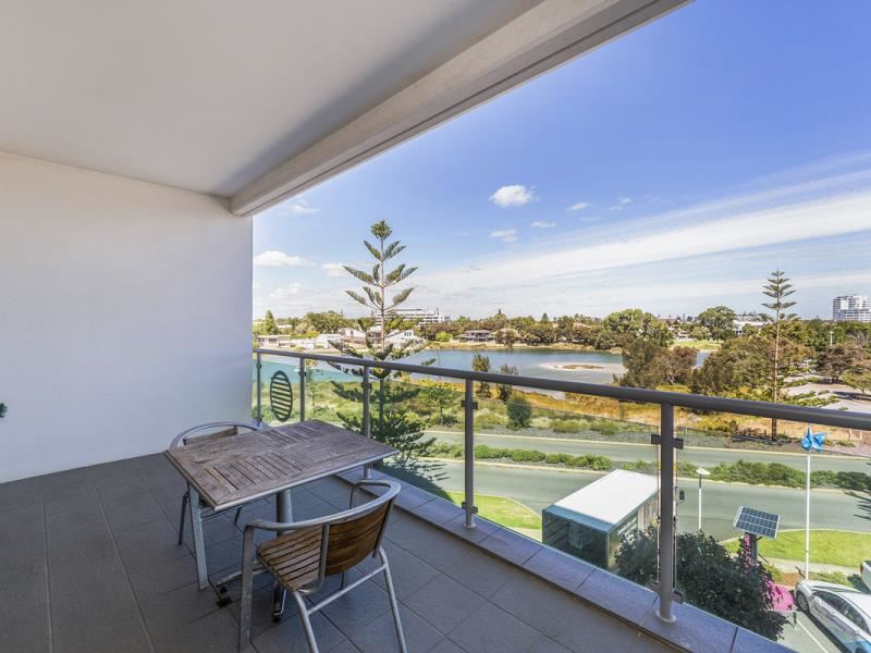 205/16 Dolphin Drive, Mandurah WA 6210