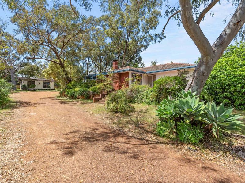 7 Peet Road, Kalamunda WA 6076