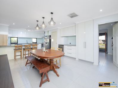 18 Yoondarn Elbow, Wattle Grove WA 6107