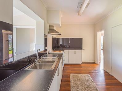 4 Berehaven Avenue, Thornlie WA 6108