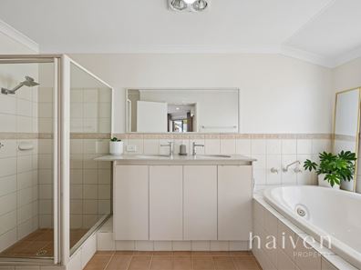 18 Chatsworth Gate, Canning Vale WA 6155