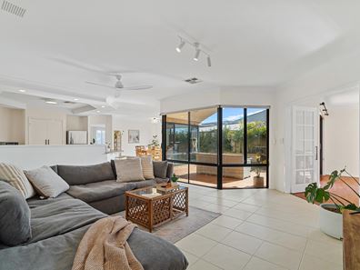 12 Endeavour Circle, Wannanup WA 6210