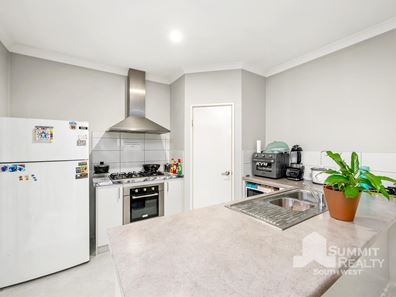 102 The  Boulevard, Australind WA 6233