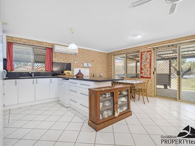 11 Mullian Way, Waggrakine WA 6530