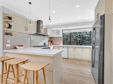 37 Peelwood Parade, Halls Head WA 6210