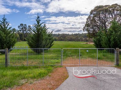 305 Avonholme Circle, Chidlow WA 6556