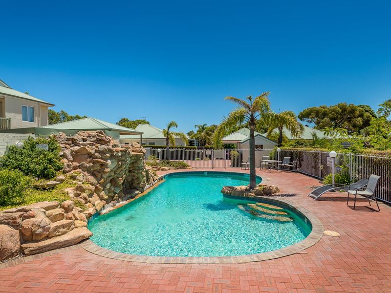 4/220 Fairway Circle, Connolly