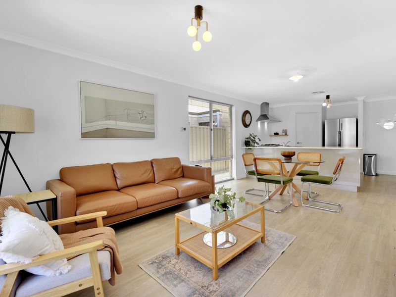 4 Golden Way, Piara Waters