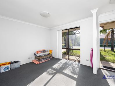 11 Hotchkiss Close, Thornlie WA 6108