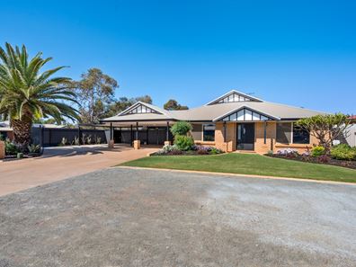 1 Riverina Way, Hannans WA 6430