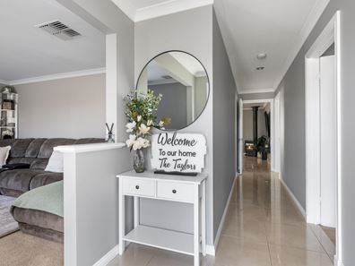 1 Riverina Way, Hannans WA 6430