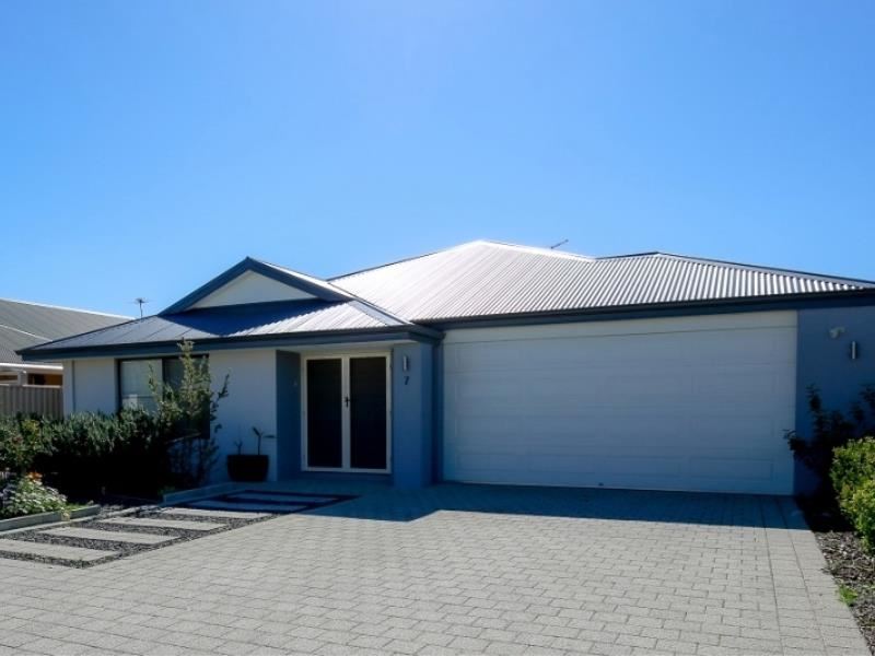 7 Clivia Heights, Sinagra WA 6065