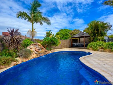 6 Silkwood Close, Halls Head WA 6210
