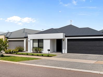 15 Lockhart Crescent, South Guildford WA 6055