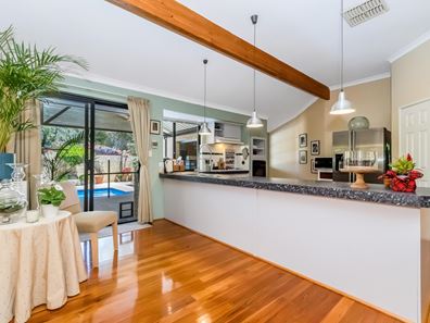 10 Pinewood Walk, Canning Vale WA 6155