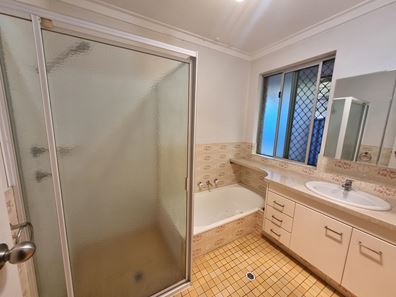 2A Broadhurst Cres, Bateman WA 6150