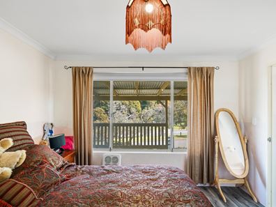 16 Parkway Gardens, Parmelia WA 6167