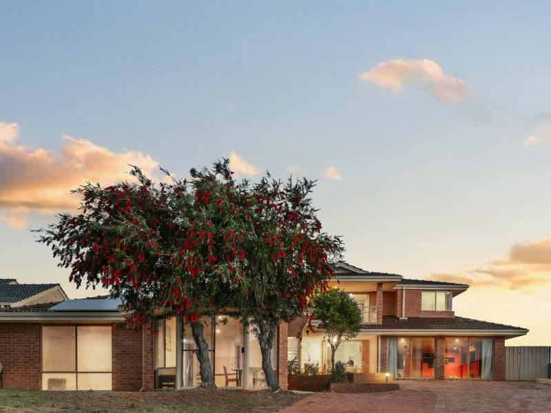 18 Breadsall Close, Carine