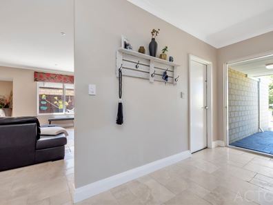 4 Torwood Edge, Halls Head WA 6210