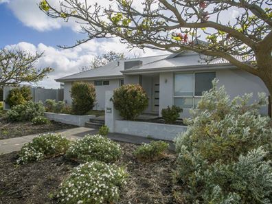 304 Peelwood Parade, Halls Head WA 6210