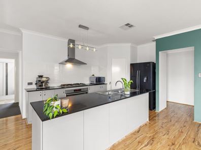 14 Sandridge Street, Banksia Grove WA 6031