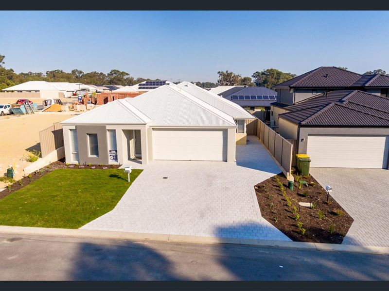 72A Hurlingham Loop, Meadow Springs