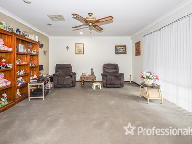 24 Leicester Square, Alexander Heights WA 6064