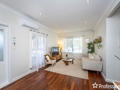 7 Cambridge Road, Forrestfield WA 6058