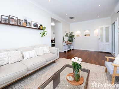 7 Cambridge Road, Forrestfield WA 6058