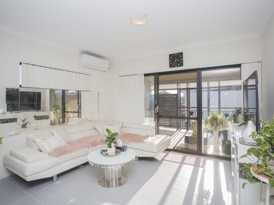 7/4 Kennerly Street, Cloverdale WA 6105