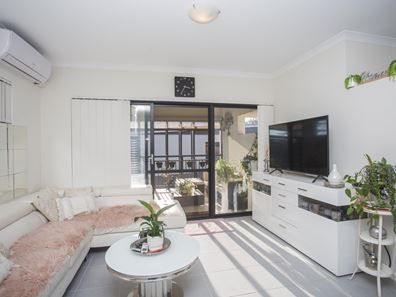 7/4 Kennerly Street, Cloverdale WA 6105