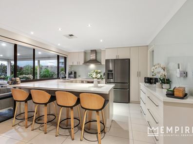 42 Leschenault Boulevard, Lake Coogee WA 6166