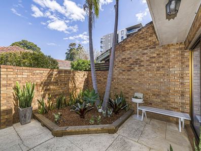 2/90 Robert Street, Como WA 6152