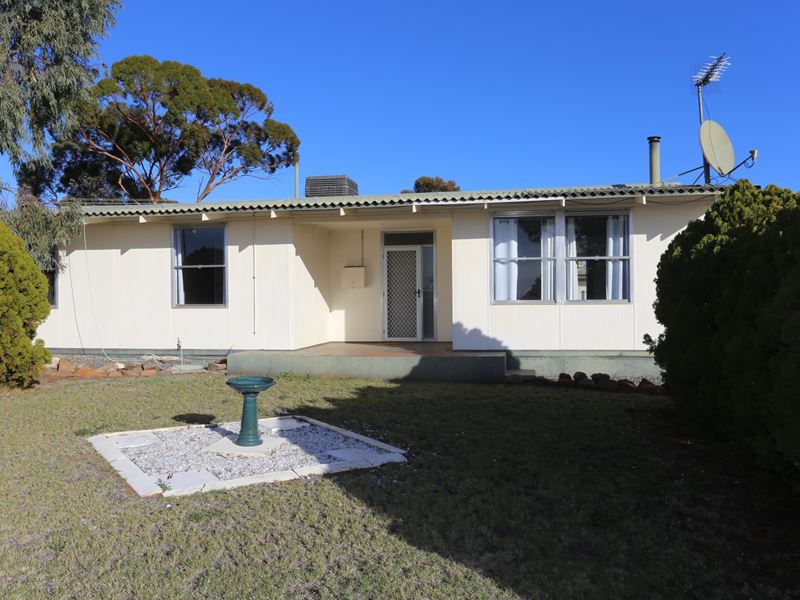 13 Grevillea Cres, Kambalda West WA 6442