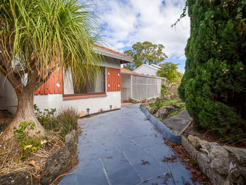 13 Redwood Crescent, Melville WA 6156