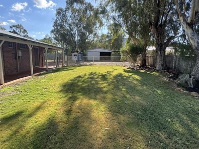 8 Ninth Road, York WA 6302