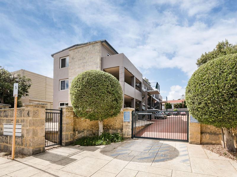 10/4 Gadsdon Street, Cottesloe WA 6011