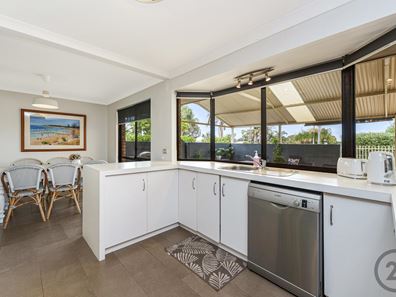 15 Peelwood Parade, Halls Head WA 6210