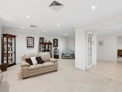 15 Holmesfield Crescent, Carine WA 6020
