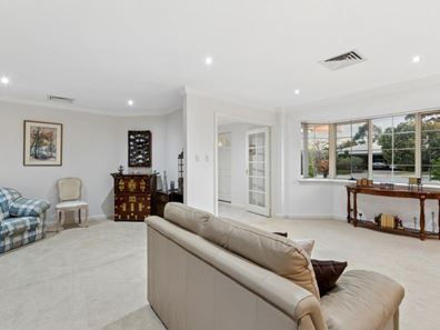 15 Holmesfield Crescent, Carine WA 6020